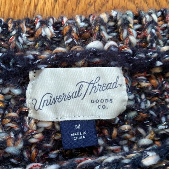 UNIVERSAL thread size medium sweater - Picture 2 of 4